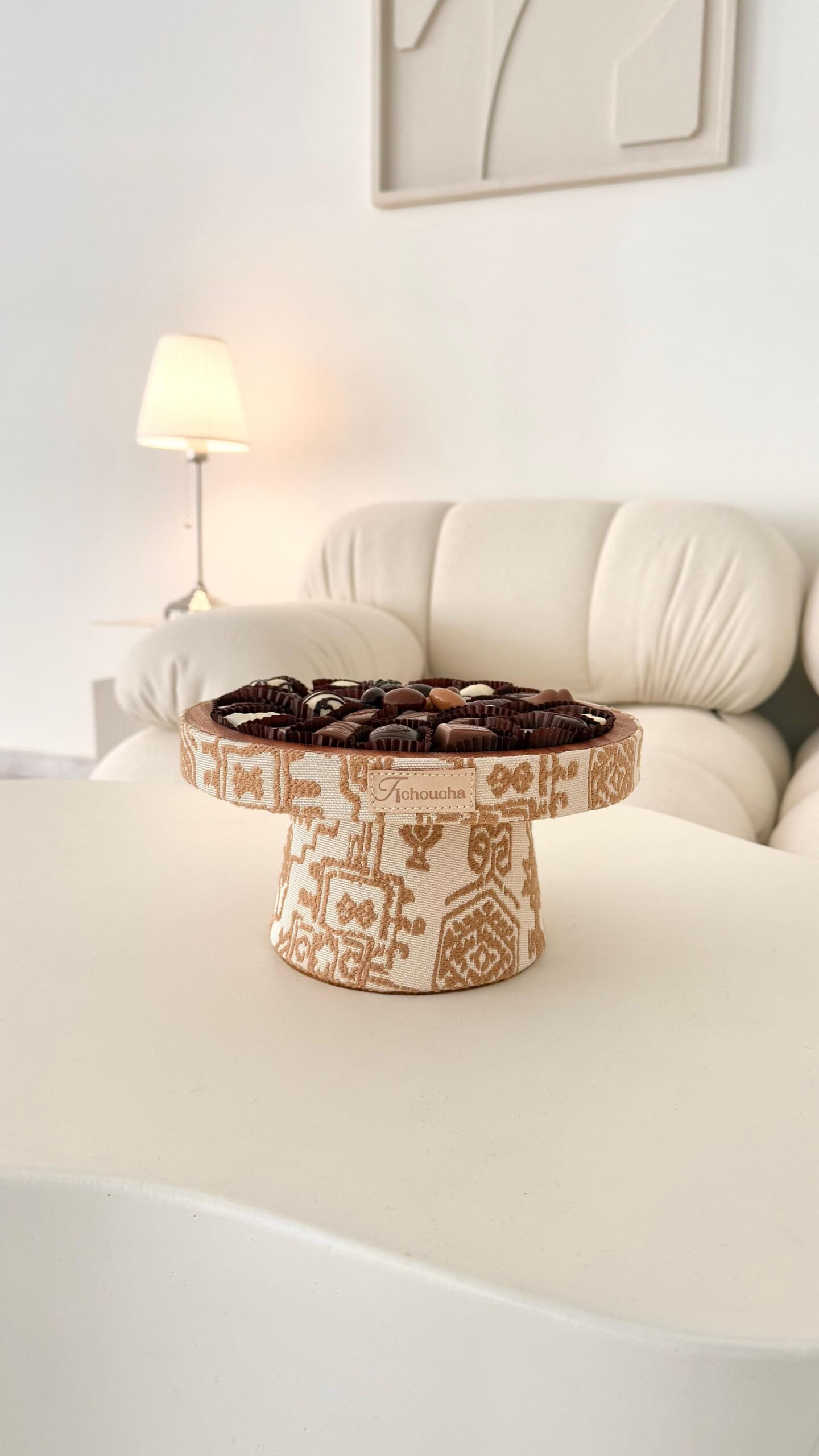 Support sur pied en tissu amazigh sublimée par une sélection de chocolats. – Image 6