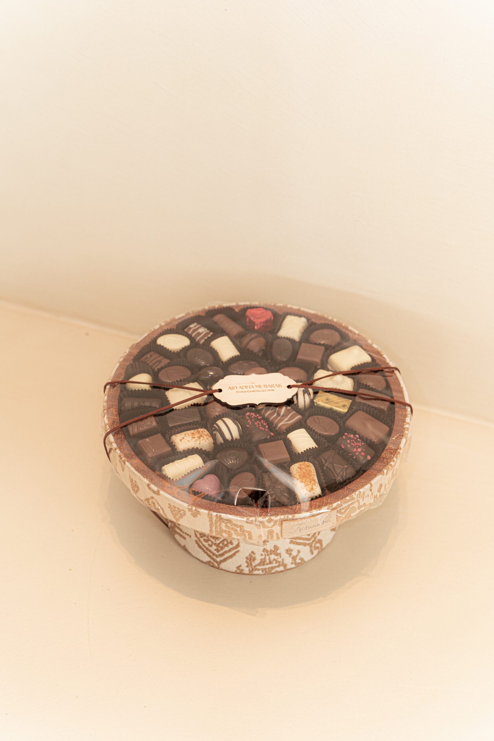 Support sur pied en tissu amazigh sublimée par une sélection de chocolats. – Image 4