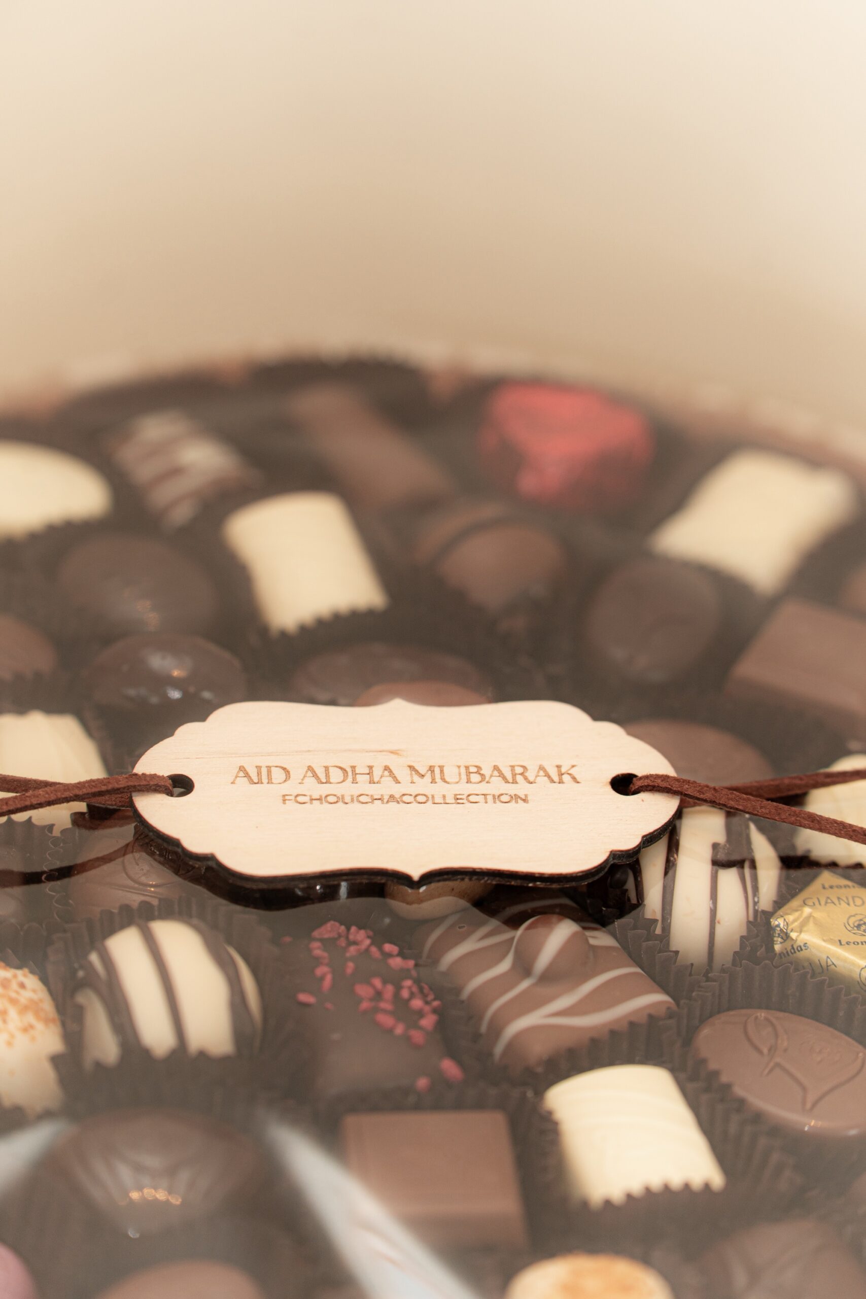 Support sur pied en tissu amazigh sublimée par une sélection de chocolats. – Image 2