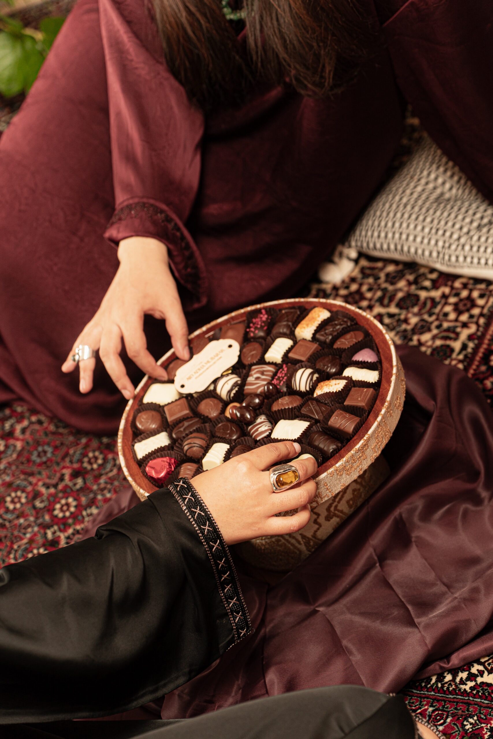 Support sur pied en tissu amazigh sublimée par une sélection de chocolats. – Image 3
