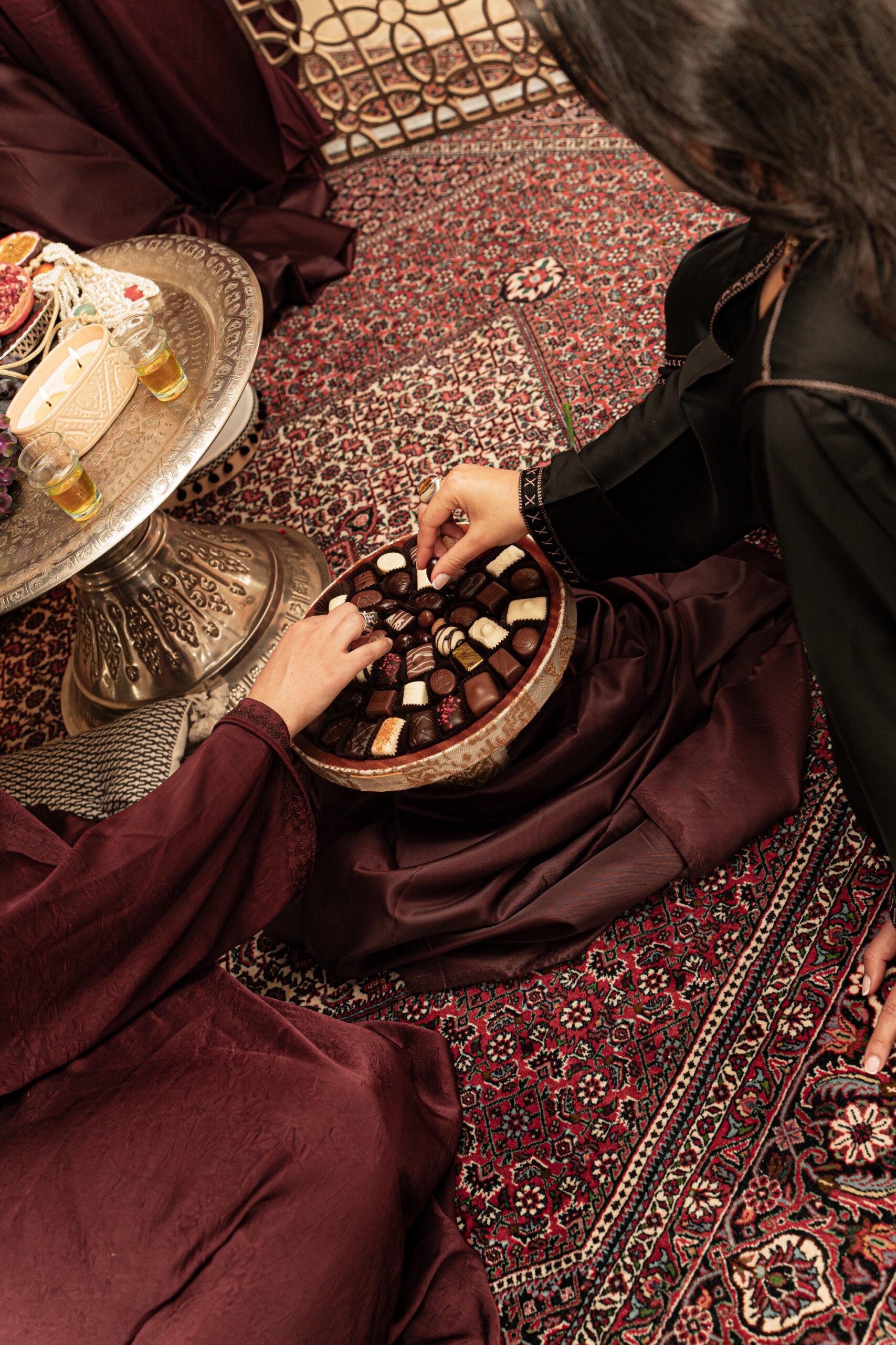 Support sur pied en tissu amazigh sublimée par une sélection de chocolats. – Image 5