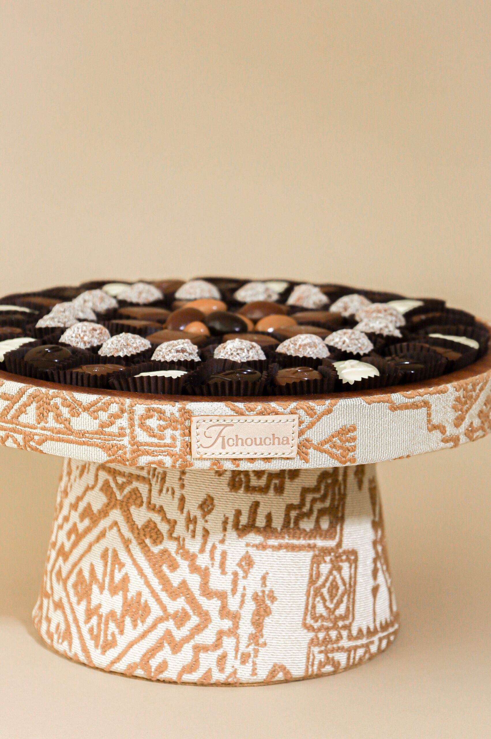 Support sur pied en tissu amazigh sublimée par une sélection de chocolats. – Image 8