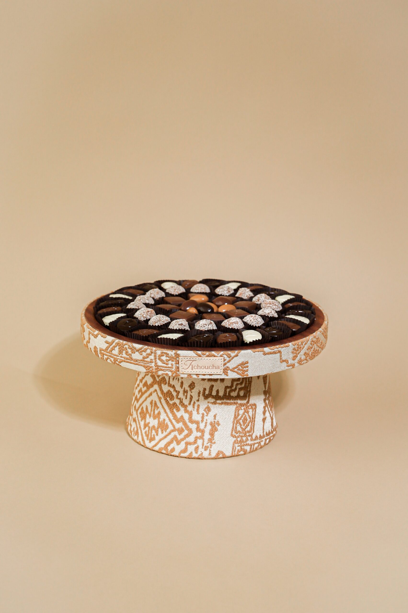 Support sur pied en tissu amazigh sublimée par une sélection de chocolats. – Image 7